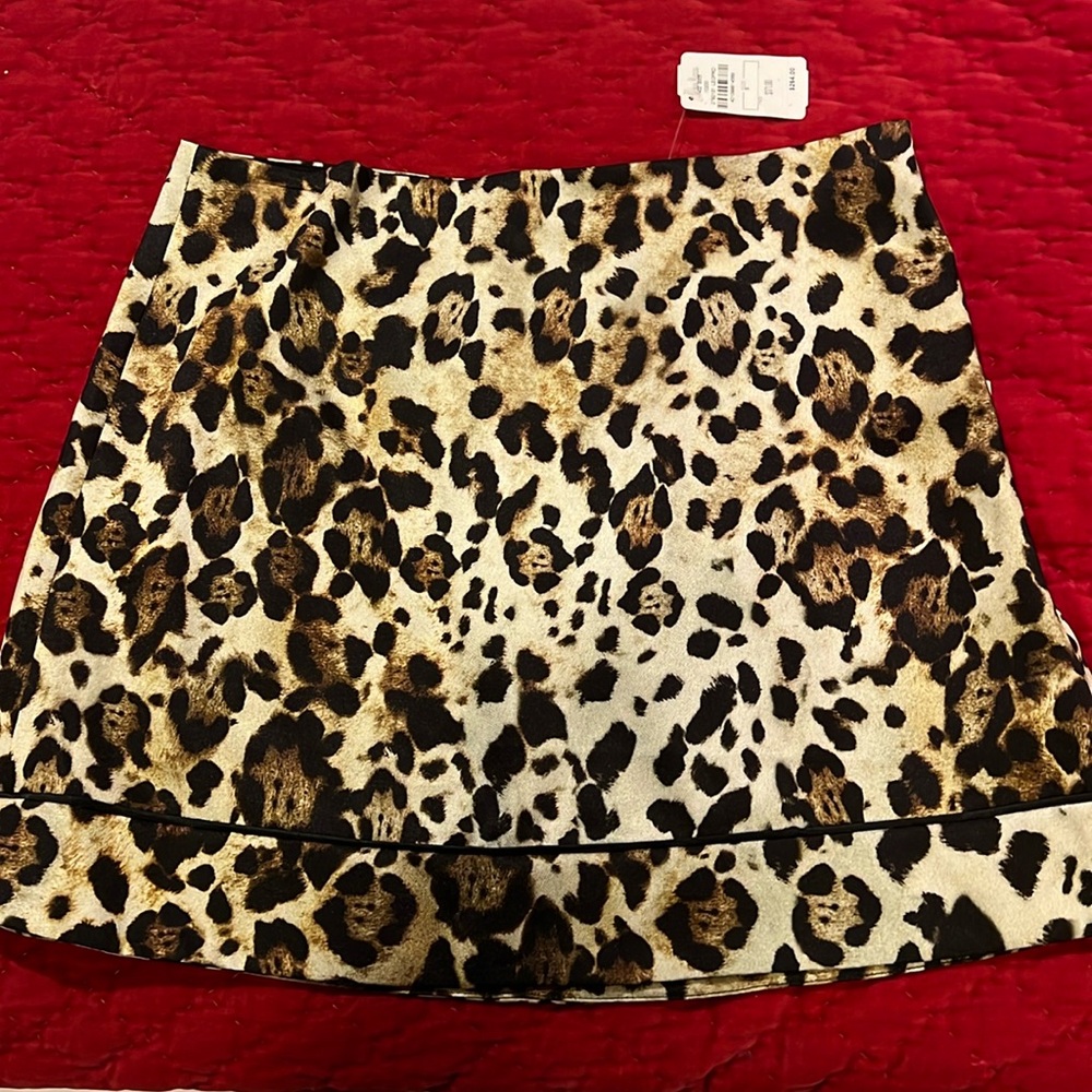 Women’s leopard print skirt, never worn w tags . Small Alexis